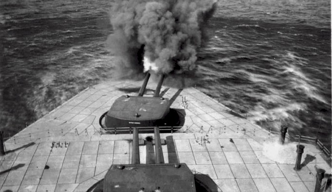 1933 Ft Drum - 14-inch fwd turret firing from mast - 